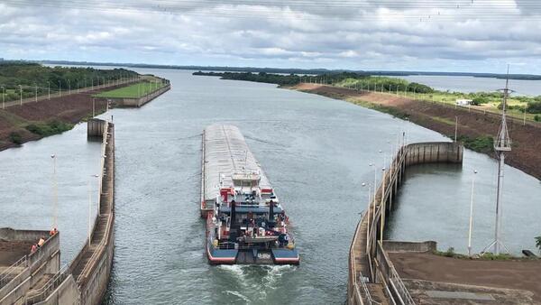 Diario HOY | Toneladas de productos paraguayos rumbo a mercados a través de la esclusa de Yacyretá