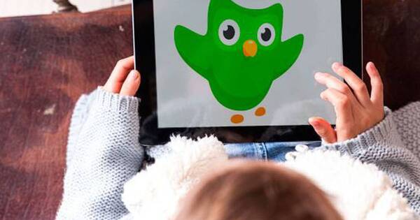 La Nación / Niña aprende ucraniano en Duolingo para comunicarse con compañero refugiado