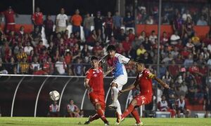 Estadio lleno, fútbol vacío en Mallorquín - Fútbol - ABC Color