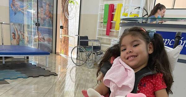 La Nación / Génesis, la pequeña que debe viajar para hacer terapia celular