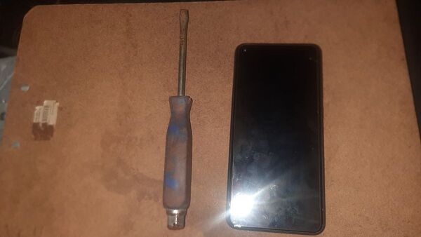 Motochorro clavó varias veces a joven para robarle su celular