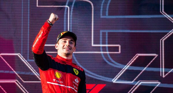 Charles Leclerc reina en Australia delante de 'Checo' Pérez, Verstappen abandona