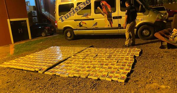 La Nación / Detienen a dos personas por trasladar cocaína en un minibús de turismo