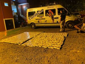 Incautan minibús cargado con 388 kilos de cocaína en doble fondo