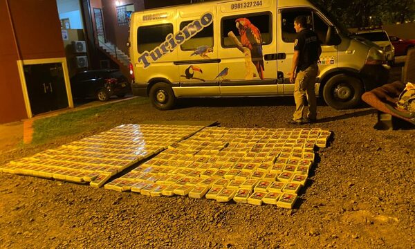 Incautan casi 400 kilos de cocaína en minibús de turismo