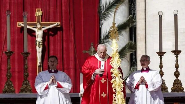 Papa lamenta "locura de guerra" en multitudinario Domingo de Ramos
