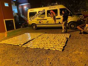 Crónica / Minibus trasladaba pasajeros y cocaína