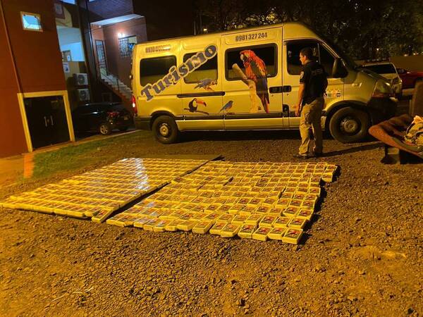 Crónica / Minibus trasladaba pasajeros y cocaína
