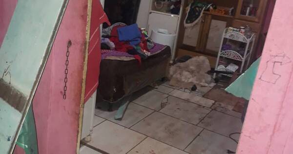 La Nación / Una turba de vecinos atropelló una casa y a la dueña le cortaron el dedo