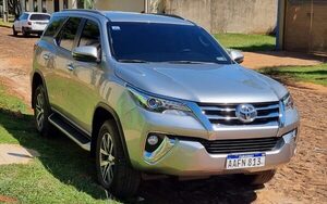 Solitario asaltante roba lujosa camioneta