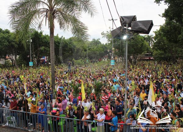 Multitudinaria bendición de las palmas en Caacupé - ADN Digital