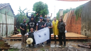 Lluvia no impidió a jóvenes y construyeron una vivienda de emergencia a Kid Araña