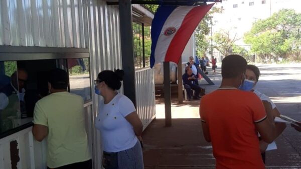 Vinieron en taxi desde Argentina para pasar Semana Santa con sus familiares