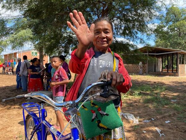 Nativos del Chaco reciben bicicletas para acortar distancias  - Noticias del Chaco - ABC Color