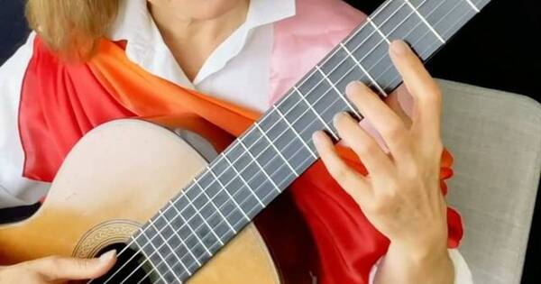 La Nación / “No es una transacción comercial, es amor al sonido y sentir que es mío”, dijo Berta Rojas sobre su guitarra