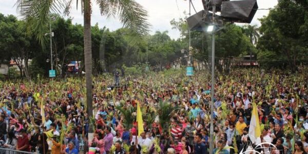 Multitudinaria bendición de las palmas en Caacupé