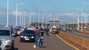 Joven fallece en accidente en la fila del puente San Roque González
