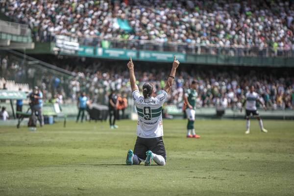 Crónica / El Coritiba de Morínigo retornó al Brasileirao con goleada y todo