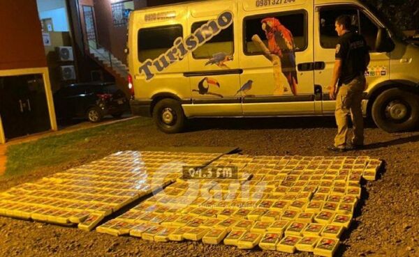 Minibús de turismo trasladaba 388 kilos de cocaína