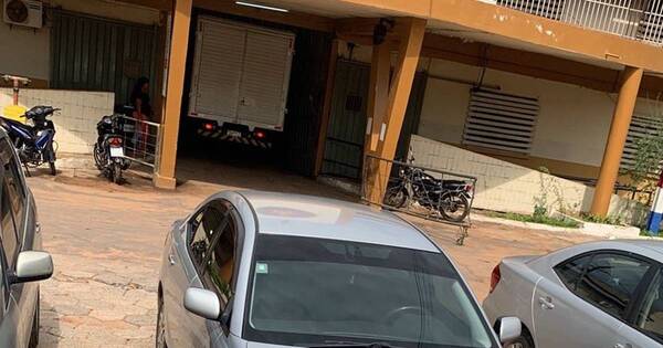La Nación / Guardias guiñan a ingreso de alcohol, armas y celulares en penitenciarías