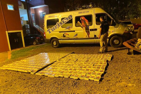 Caen 388 kilos de cocaína enviados en un minibus repleto de niños - Nacionales - ABC Color