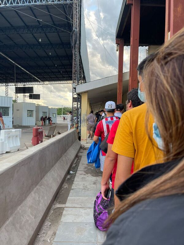 Demora y caos en paso Clorinda-Falcón: buscarán acelerar ingresos al país - Nacionales - ABC Color