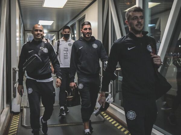 Olimpia llegó a Montevideo para enfrentar el martes a Peñarol - Olimpia - ABC Color