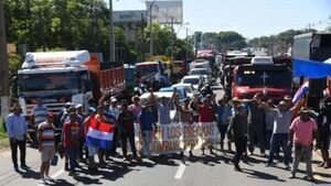 Camioneros advierten que cerrarán rutas desde esta tarde si se aprueba préstamo