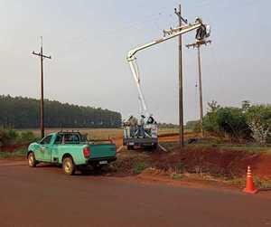 ANDE trabaja para reponer el servicio eléctrico en localidades de Caaguazú - .::Agencia IP::.