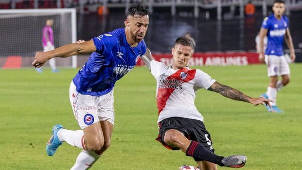 Gabriel Ávalos marca frente a River Plate