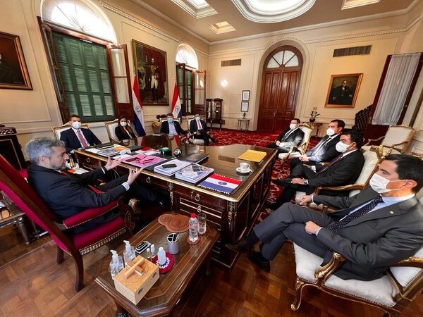 Presidente analiza con el Equipo Económico alternativas para estabilizar precio del combustible - .::Agencia IP::.