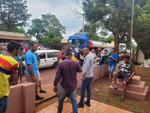 Camioneros anuncian cierre de rutas en caso de aprobarse subsidio para emblemas privados · Radio Monumental 1080 AM