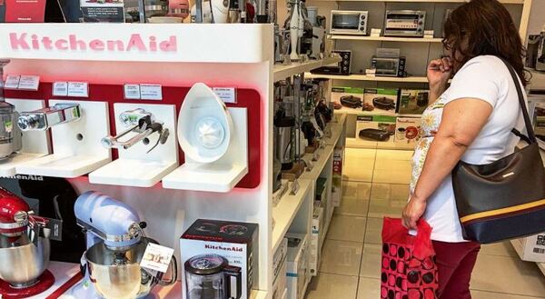 Confianza del consumidor registra una reducción pero la expectativa se mantiene optimista