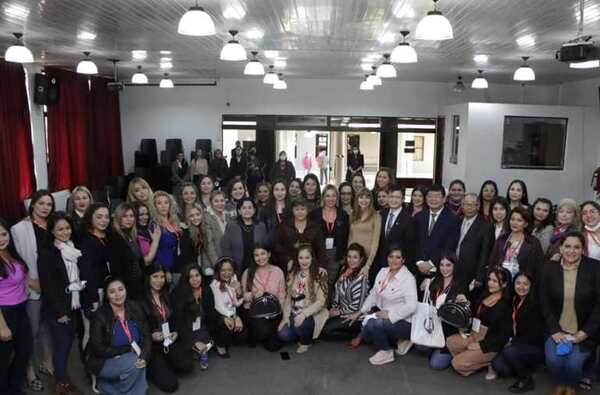 Más de 40 mujeres culminan capacitación en gestión y administración de negocios en el área de belleza y estética | Lambaré Informativo
