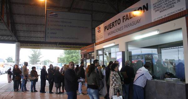 La Nación / Lunes Santo con mucho movimiento de personas ingresando por Puerto Falcón