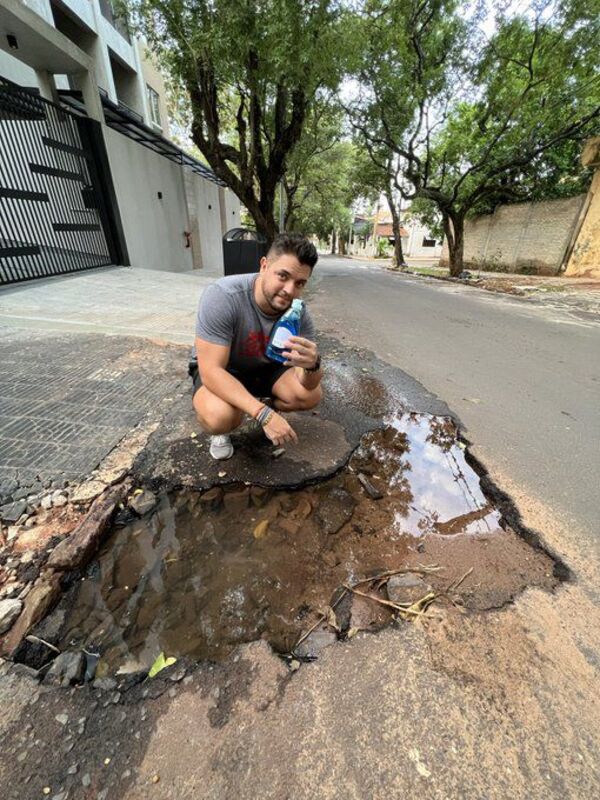 Posó con baches de Asunción y reclamó acción a “Nenecho” en Twitter - Nacionales - ABC Color
