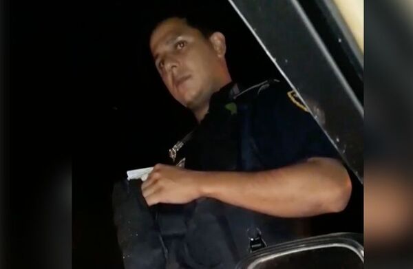 Policías en barreras: filman supuesto “apriete” a conductor en Ciudad del Este - Nacionales - ABC Color
