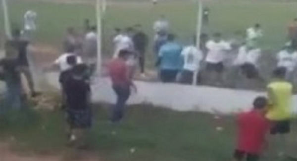 Batalla campal en partido acaba con un futbolista hospitalizado - Noticiero Paraguay