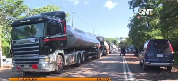 Manifestación de camioneros frente a Petropar - SNT