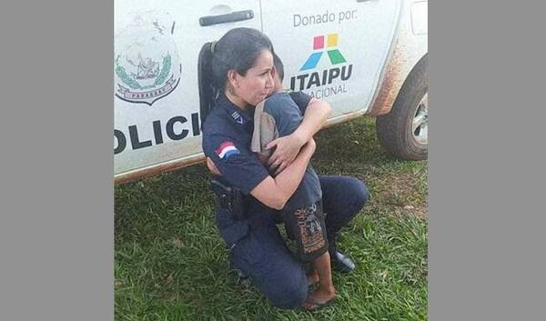 Crónica / "Me dijo rohaihueterei Policía y me pidió un abrazo", la imagen que llorar al rollo