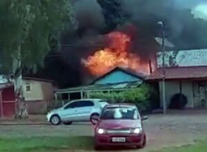 Una vivienda ardió en llamas y denuncian que fue intencional