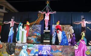 VÍA CRUCIS CAMINANDO CON JESÚS •