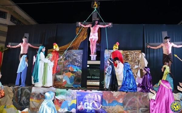VÍA CRUCIS CAMINANDO CON JESÚS •