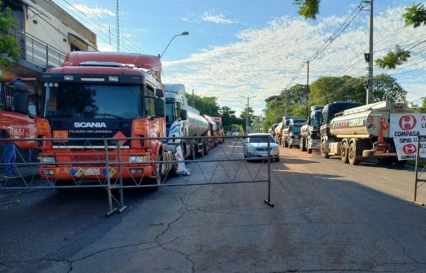 Diario HOY | Incidentada protesta con camiones cisterna frente a la planta de Petropar