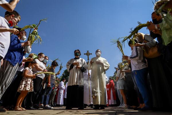 Católicos paraguayos colman los templos en el comienzo de la Semana Santa - El Independiente