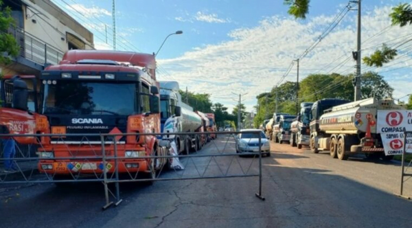 Incidentada protesta con camiones cisterna frente a la planta de Petropar - Noticiero Paraguay