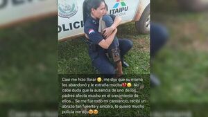 Niño abrazó con todas sus fuerzas a policía y le dijo que su mamá le abandonó
