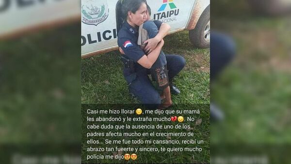 Niño abrazó con todas sus fuerzas a policía y le dijo que su mamá le abandonó