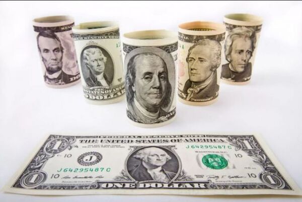 ¿En la cuerda floja? Evalúan la perspectiva del dólar en medio de una guerra económica