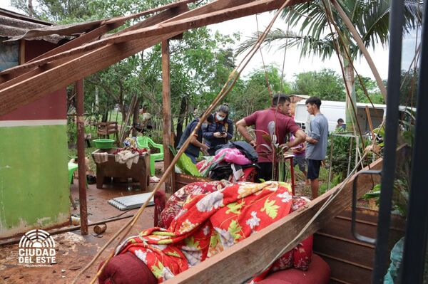 Comuna de CDE asiste a familias afectadas por temporal - La Clave